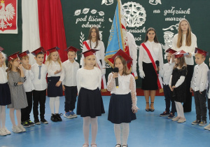 Uczennice klasy I recytują piękne wiersze.