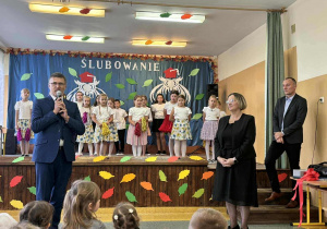 Pan Marek Kaźmierczyk Wójt Gminy Rzeczyca wraz z panią Anetą Podlasek kierują miłe słowa do uczniów klasy I ze Szkoły Filialnej w Sadykierzu.