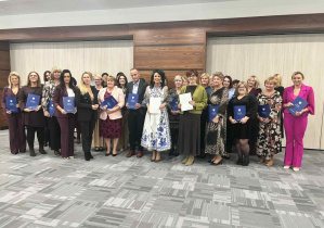 Pani Dyrektor Szkoły Agata Ewa Ostalska i Pani Iwona Łuszcz – Krawczyk Zastępca Wójta Gminy Rzeczyca wraz z nauczycielami nagrodzonymi Nagrodą Dyrektora i Wójta.