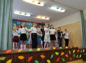 Uczennica śpiewa piosenkę dla nauczycieli.