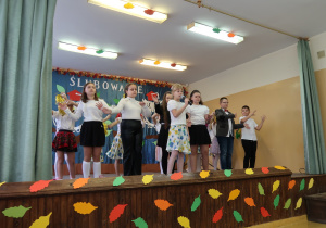 Uczennica śpiewa piosenkę dla nauczycieli.