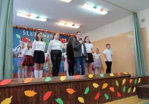 Uczniowie podczas recytacji wierszy z okazji Dnia Nauczyciela.