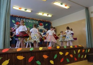 Uczennice wykonujące układ taneczny.