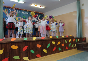 Uczennice z pomponami wykonujące taniec.