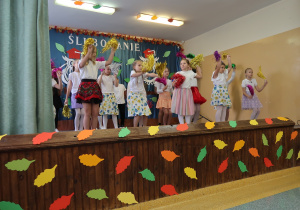 Układ taneczny w wykonaniu dziewczynek.