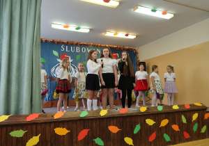 Uczennice śpiewają piosenkę dla nauczycieli.