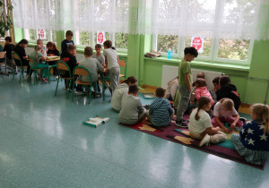 Korytarz szkolny podczas długiej przerwy z dziećmi grającymi w planszówki.