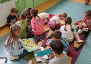 Chłopcy i dziewczynki z grami planszowymi.