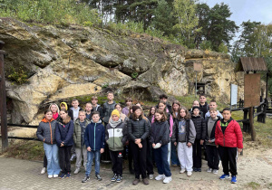Uczniowie klasy 6 wraz z wychowawcą p. Agatą Ostalską przed rozpoczęciem zwiedzania Podziemnej Trasy Turystycznej – Groty Nagórzyckie.