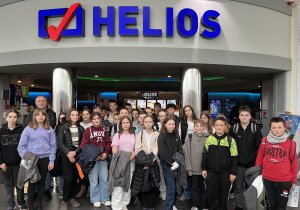 Klasa wraz z opiekunem wyjazdu p. Andrzejem Socha przed wejściem do kina Helios na projekcję filmu „O psie, który jeździł koleją II”.