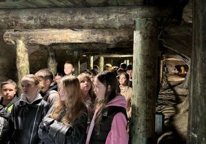 Uczniowie pod okiem przewodnika zwiedzają groty wzdłuż chodnika górniczego o długości około 160 m i poznają historię oraz ciekawostki związane z podziemiami.