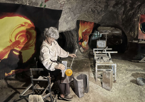 Ekspozycja tematyczna – pokazuje tradycyjną metodę wyrobu szkła. W ramach ekspozycji zamontowane manekiny oraz repliki narzędzi, które przybliżają historię pracy w grotach.