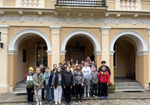 Wspólna fotografia uczniów i wychowawcy klasy 6 przed wejściem do Muzeum w Tomaszowie Maz. im. Antoniego hr Ostrowskiego.