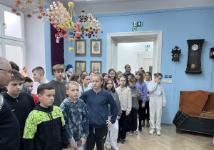 Wystawa etnograficzna, która pokazała uczniom rok z życia mieszkańców podtomaszowskich wsi z przełomu XIX i XX wieku. Na podłodze chodniki – szmaciaki, a u sufitu podwieszane pająki i na ścianach zawieszane święte obrazy przywiezione z pielgrzymek.