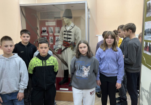Uczniowie zwiedzają fragmenty drugiej części ekspozycji „Tomaszowianie w powstaniach narodowych i wojnach światowych”.