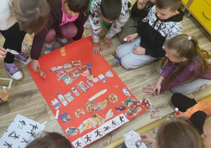 Pierwszoklasiści wykonują plakat – Piramida Zdrowego Żywienia.