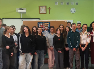 Pani Dyrektor Agata Ewa Ostalska, nauczyciel EDB oraz uczniowie biorący udział w akcji "Bicie Rekordu w Pierwszej Pomoc".