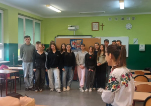 Uczniowie biorący udział w akcji "Bicie Rekordu w Pierwszej Pomoc".