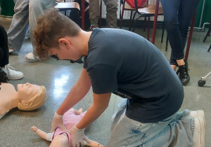 Uczeń wykonuje RKO niemowlęcia.
