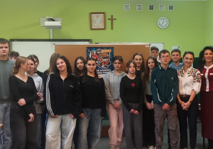 Pani Dyrektor Agata Ewa Ostalska, nauczyciel EDB oraz uczniowie biorący udział w akcji "Bicie Rekordu w Pierwszej Pomoc".