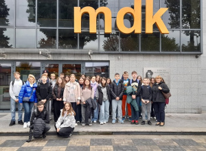 Zadowoleni uczniowie klas VII-VIII przed MDK w Rawie Mazowieckiej wraz ze swoimi opiekunami.