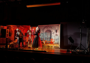 Wspaniali aktorzy z Teatru w Krakowie podczas spektaklu pt. ,,Zemsta”.