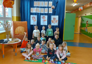 Zdjęcie grupowe "Zuchów" na tle dekoracji z okazji Dnia Chleba.