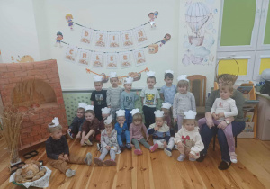 Zdjęcie grupowe dzieci z grupy Kamyczki w sali w Dniu Chleba.