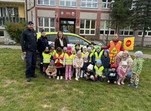 Wspólne zdjęcie dzieci z oddziału przedszkolnego, wychowawczyń, policjantów oraz pani "STOP".