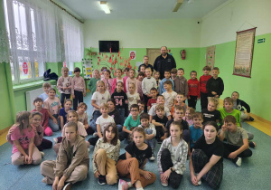 Wspólne zdjęcie uczniów klas 1-3 w policjantami po zakończonej pogadance.