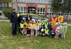 Wspólne zdjęcie dzieci z oddziału przedszkolnego, wychowawczyń, policjantów oraz pani "STOP".