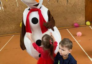 Dzieci witają się z Olafem