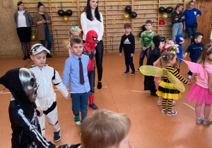Przedszkolaki tańczą podczas zabawy choinkowej