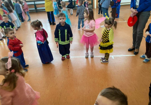 Dzieci tańczą do różnych piosenek podczas zabawy choinkowej.