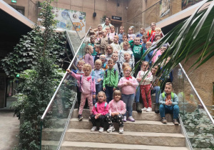 Przedszkolaki z opiekunami na schodach w Orientarium.