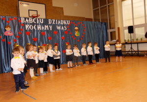 Dzieci wspólnie recytowały wierszyk.