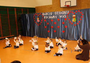 Dzieci uświetniły swój występ tańcem „Płatek śniegu”.