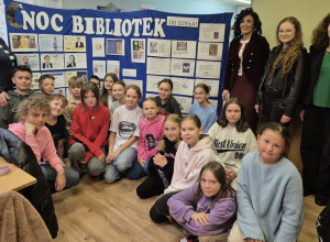 Noc Bibliotek w Bibliotece Szkoły Podstawowej w Rzeczycy. Pani Dyrektor SP w Rzeczycy, pani Dyrektor GOK w Rzeczycy, pani polonistka i nauczyciel biblioteki szkolnej i uczniowie.