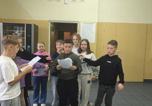 Uczniowie ze SP w Rzeczycy przedstawiają scenkę na podstawie mitu ,,Prometeusz” na holu szkolnym.