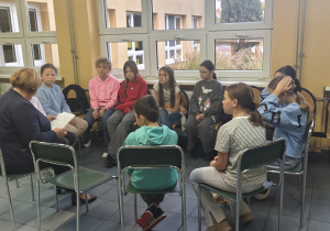 Pani polonistka przydziela uczniom role do przygotowania scenki na podstawie mitu ,,Demeter i Kora” i objaśnia zasady przygotowania.