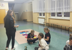 Uczniowie SP w Rzeczycy czytają polecenie i rozwiązują zadanie matematyczne. Znajdują się w bibliotece szkolnej.