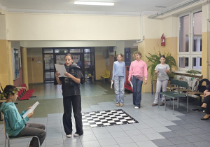 Uczniowie ze SP w i SF w Sadykierzu na holu szkolnym grają scenkę na podstawie mitu ,,Demeter i Kora”.