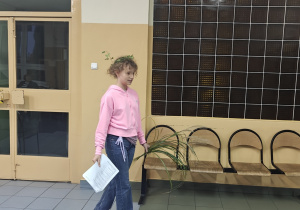 Uczennica klasy V SP w Rzeczycy na holu szkolnym gra rolę Demeter.