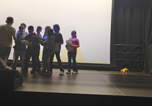 Uczniowie ze SP w Rzeczycy przedstawiają scenkę ,,Prometeusz” w Sali widowiskowej GOK w Rzeczycy.