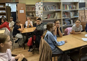 Panie bibliotekarki rozmawiają z uczniami na temat znaczenia czytania w życiu człowieka.