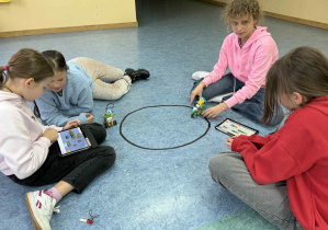 Uczennice programują swoje roboty.