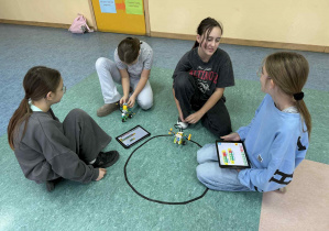 Uczniowie pracują nad ulepszeniem swoich projektów sumobotów.