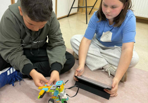 Uczniowie projektują nowe wyposażenie swojego robota.