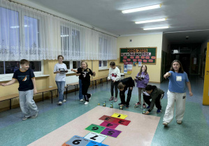 Uczniowie przygotowują wyścigi sumobotów.