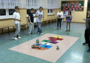 Uczniowie organizują wyścigi sumobotów.